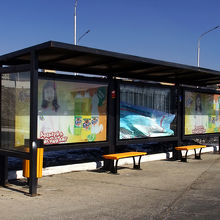 空港前にバス停があります