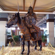 空港内にはギャラリーがあり、騎馬像が展示されていました