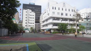 元々は小学校。そして陸上用のトラック