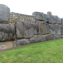 石組みを見ながら散策