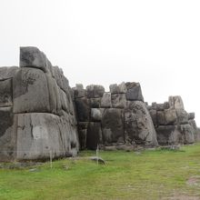 石組みを見ながら散策