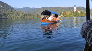 両脇の櫂を両手で同時に回して漕ぎます