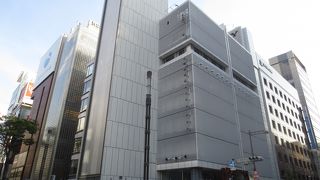 解体前のビルを