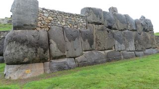 巨大な石組みが残っている