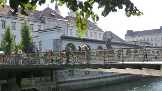 肉屋の橋でみんな鍵をくっ付けていました