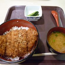 ソースかつ丼【８３０円】