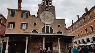 時計が可愛い教会