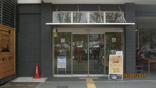 和歌山城西の丸跡にあります。