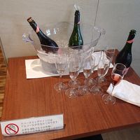 朝からシャンパン的なものが飲めます。