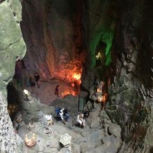 洞窟内部の急な階段を上から撮影