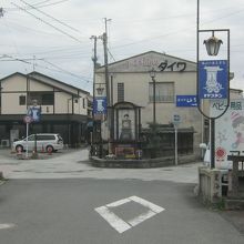 京口で道が３つにわかれています。
