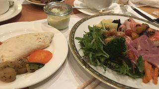 朝食の生野菜がおいしい