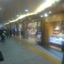駅にデパ地下の食品売場