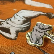 ピンバッジ（大食）とバンダナ