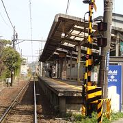 由比ヶ浜駅は、住宅街にある無人駅です