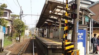 由比ヶ浜駅は、住宅街にある無人駅です