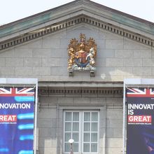 ユニオンジャックと英国王室紋章