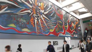 多くの人が行きかうビル