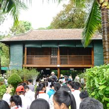 高床式の木造建築です