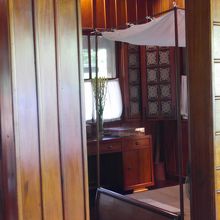 机とベッドも少し見えました