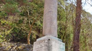 ちょっと場違いな感じがする石柱