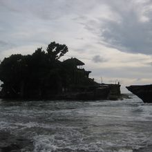 海に浮かぶタナロット寺院は神々しい