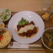 ボリューム満点！カフェのような定食屋さん♪