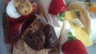 小ぶりだが上品な味のケーキ