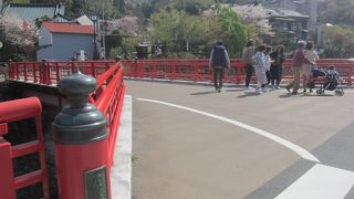 温泉街の5つの赤い橋