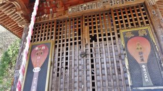 杉木立に囲まれた神社