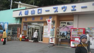 八幡山の頂上近くまで行けます。