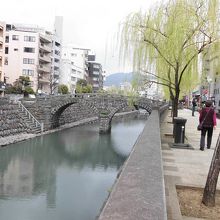 反対側の岸からの景色