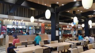 新しそうで清潔感が感じられるフードコートでした