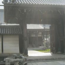 山門は薬医門です。