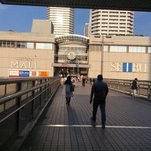 改札口出て左です