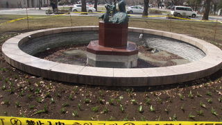 花が咲く前の像の様子、像が主役になっていて良かったです