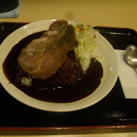 今回は夕食に焼き豚のせカレー〈710円)をオーダー。