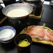 もち豚といろいろ野菜の胡麻豆乳しゃぶしゃぶ と　〆のラーメン