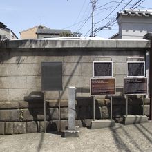 山門右手前の墓などの説明板