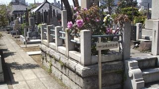 墓石とともに叱られての曲碑が建ててあります