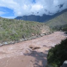 ウルバンバ川沿いを走行しています