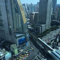 部屋からはBTSアソーク駅が真下に見えました