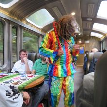 車内でファションショー・パフォーマンスがあります