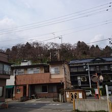 赤湯温泉から見た烏帽子山  桜は開花前でした