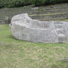 見張り小屋付近にある儀式の石