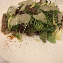 お肉の温かいサラダ仕立て