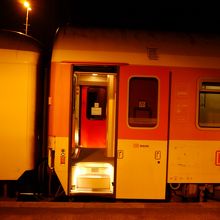 ドイツのエメリッヒ駅に停車中の夜行列車