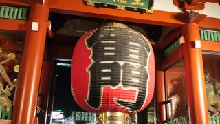 あまりにも有名な門