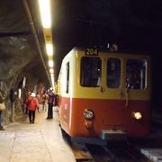 長いトンネル（全長の４分の３とか）の中に２つの駅があります