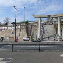 唐戸市場から見た亀山八幡宮